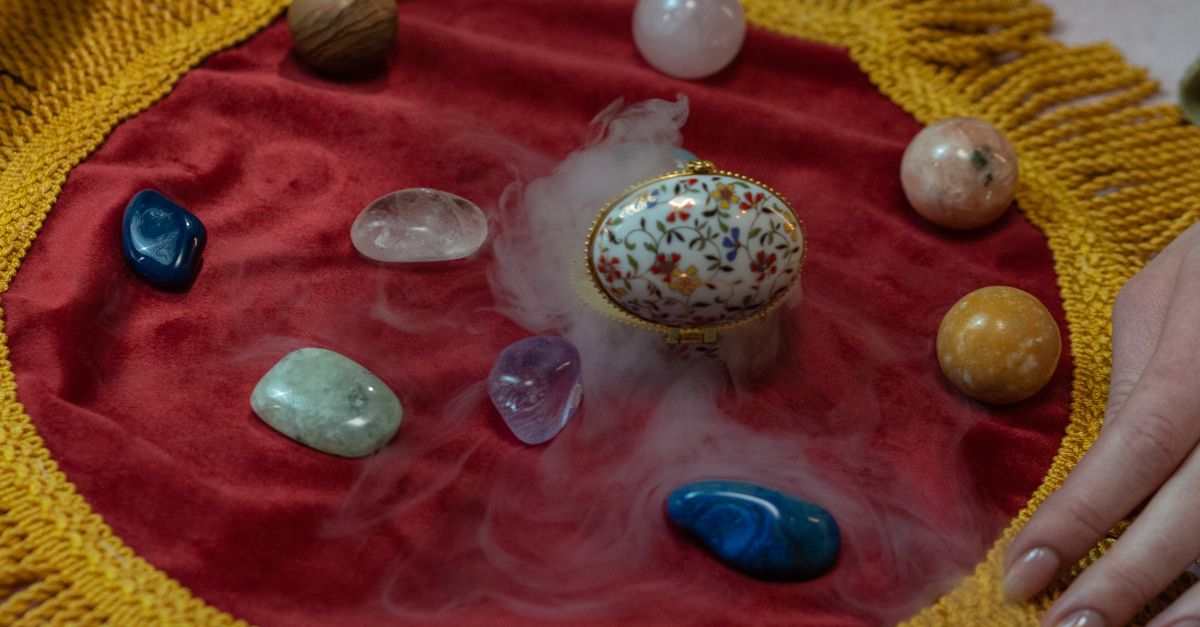 Gece gökyüzünde ay evrelerini gösteren mistik bir astroloji kompozisyonu
