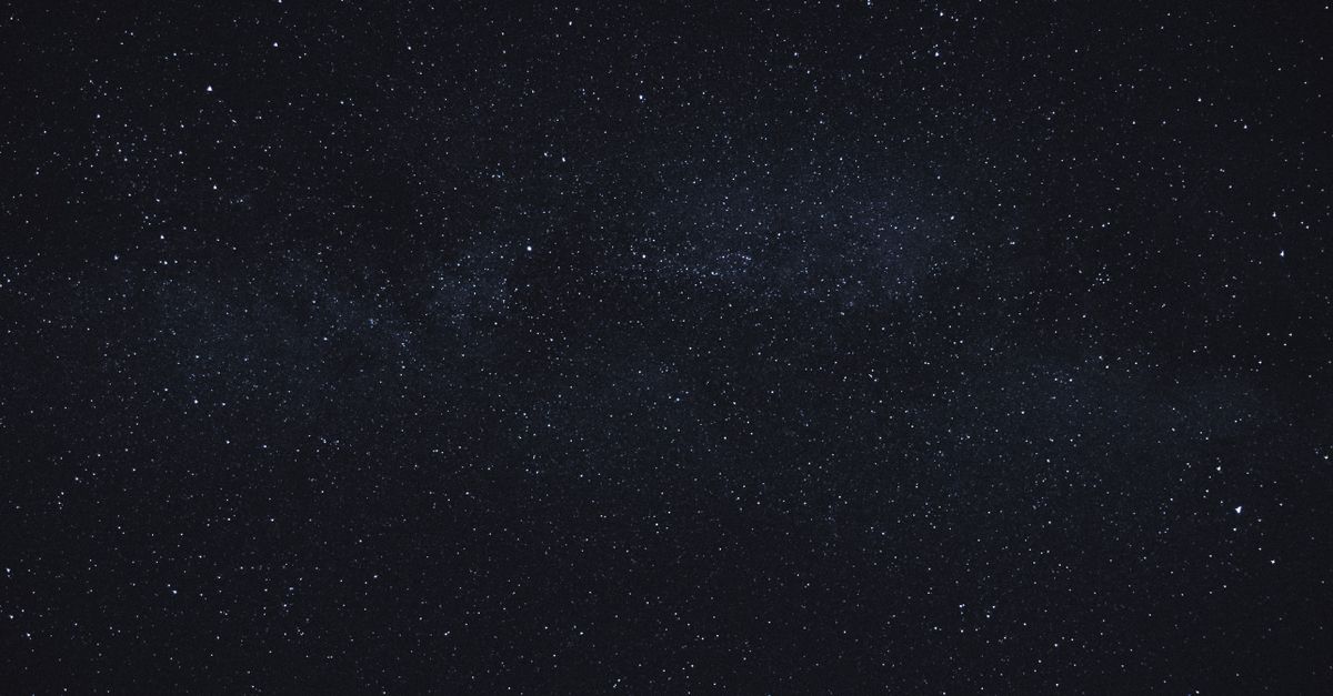 Zodyak sembolleriyle bezeli kristal ve mistik taşlardan oluşan astroloji kompozisyonu