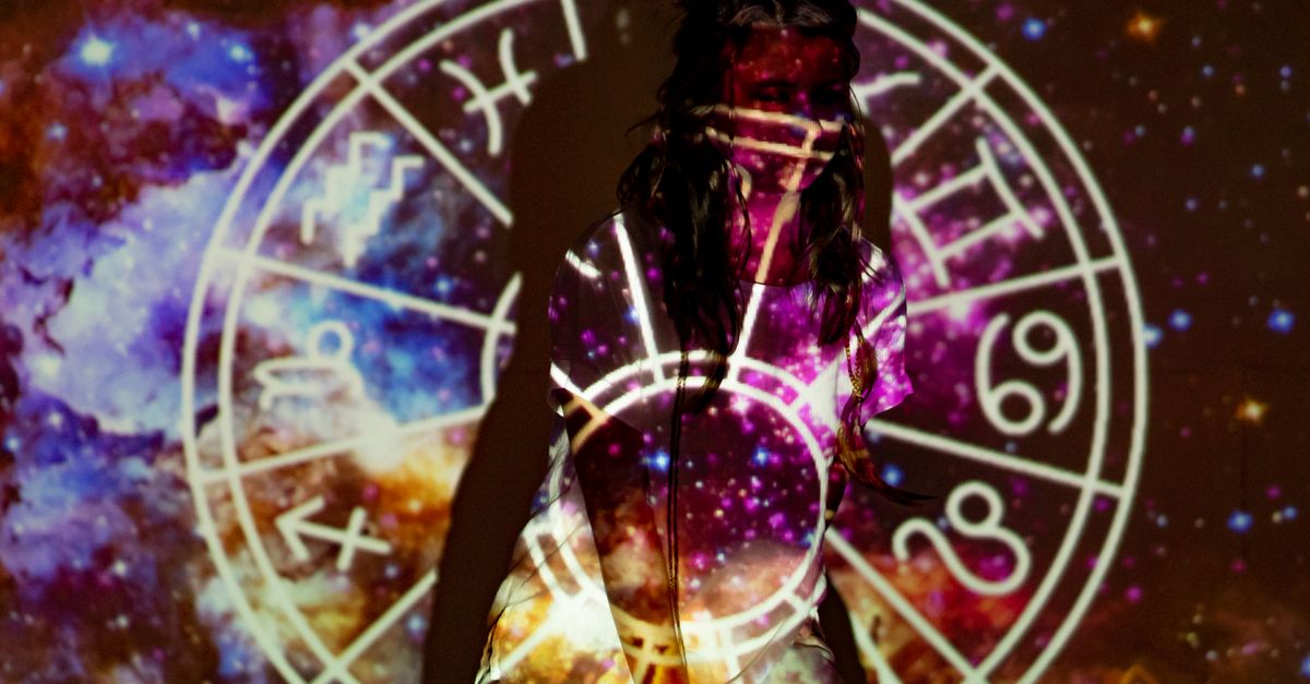 Zodyak çemberi ve gezegen sembolleriyle bezeli astroloji illüstrasyonu