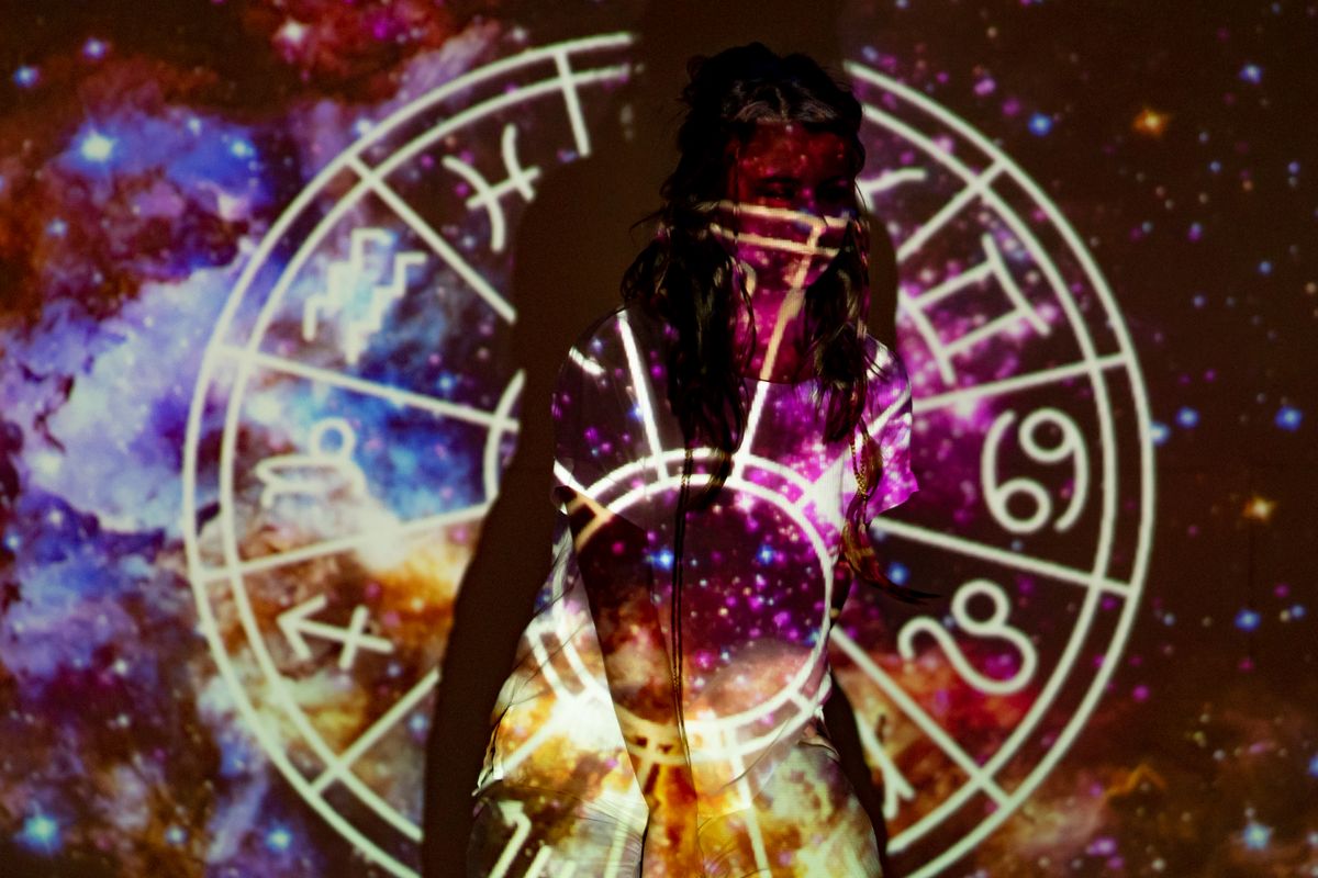 Kristal küre ve mistik astroloji temalı masa düzeni