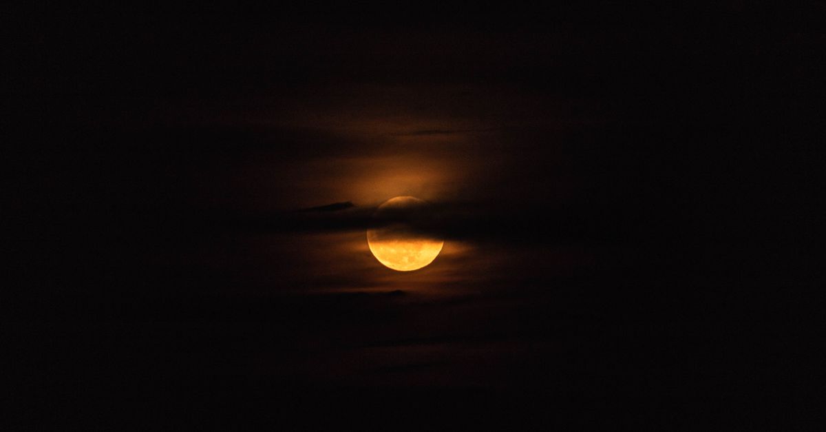 Gece gökyüzünde dolunay ve yıldızlarla mistik astroloji atmosferi