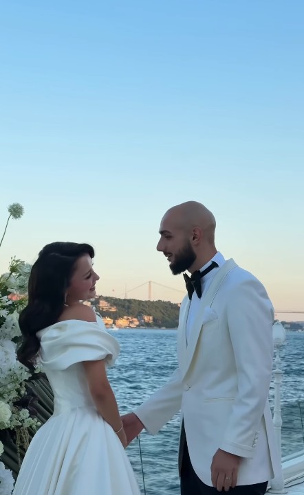 Asena Atalar'ın gelinlik detaylarını gösteren düğün karesi