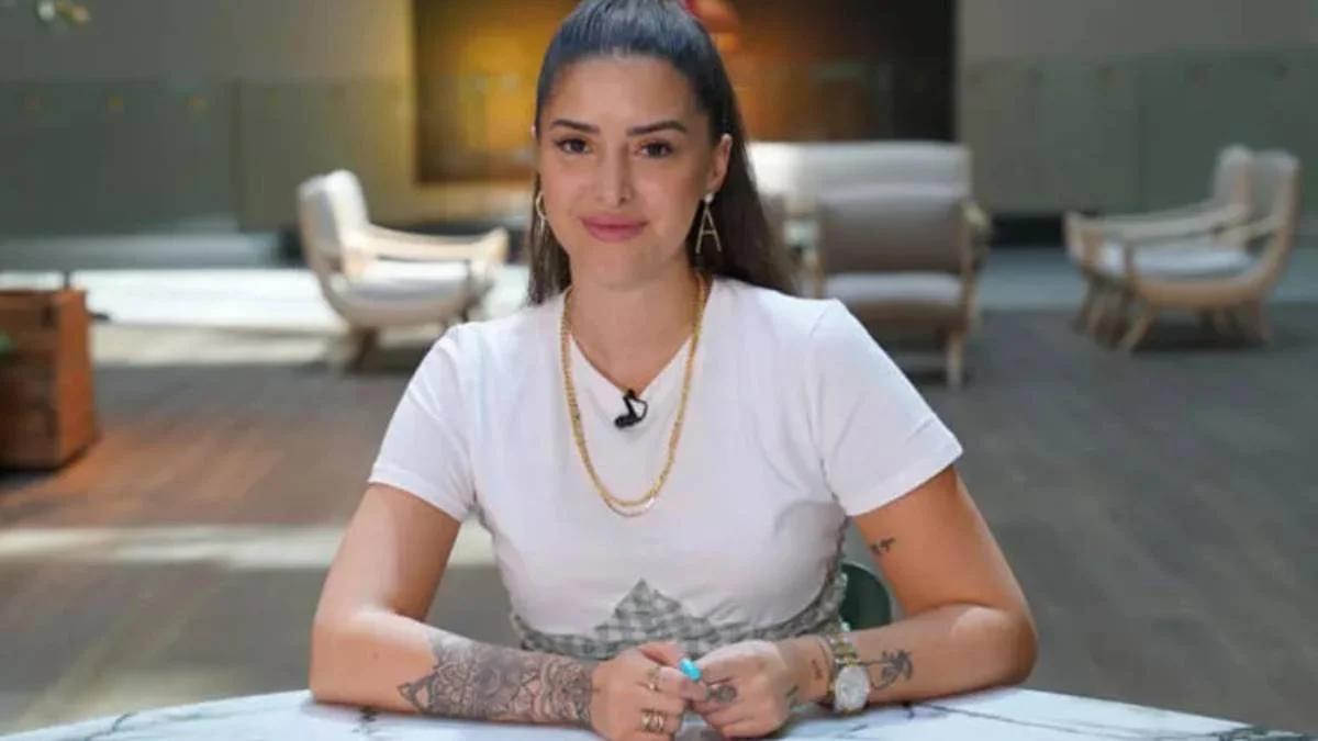 Ala Tokel bir röportaj ortamında kameraya bakıyor