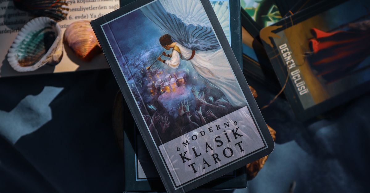 Yıldızlı gece göğü altında astroloji temalı tarot kartları