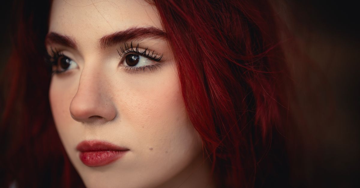 Elmacık kemiği bölgesinde pembemsi ışıltılı, sağlıklı görünen cilt yakın çekim