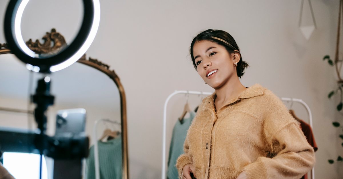 Sosyal medya fenomeninin stüdyo ortamında ring light önünde çekim yapması