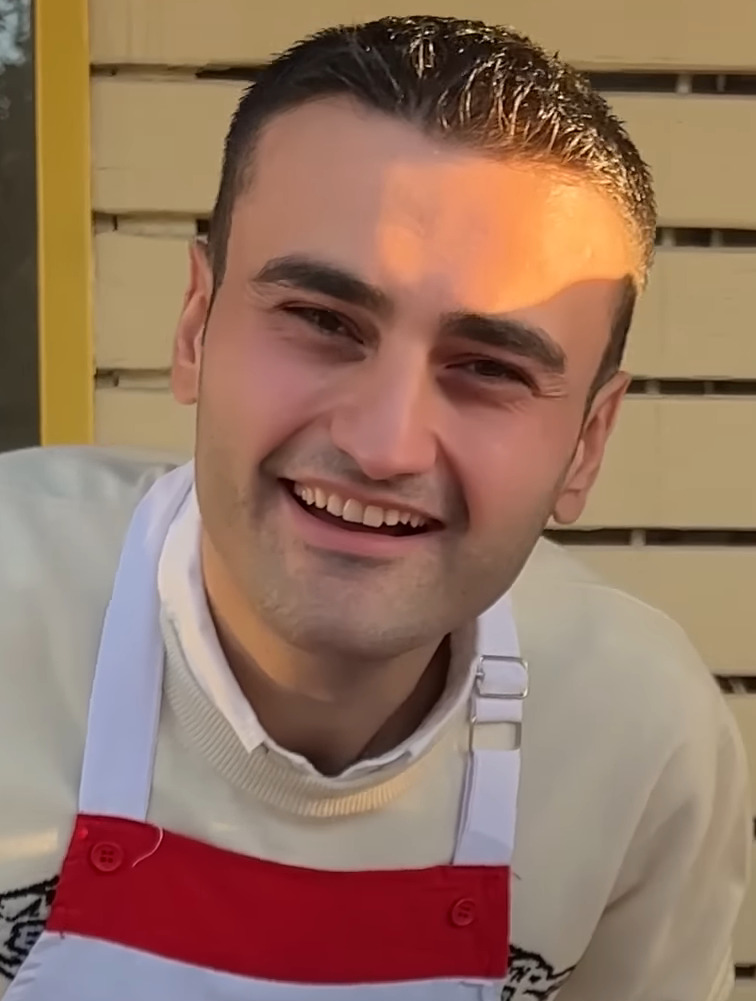 CZN Burak sosyal medyada tanınan gülümseyen şef imajıyla bir etkinlikte