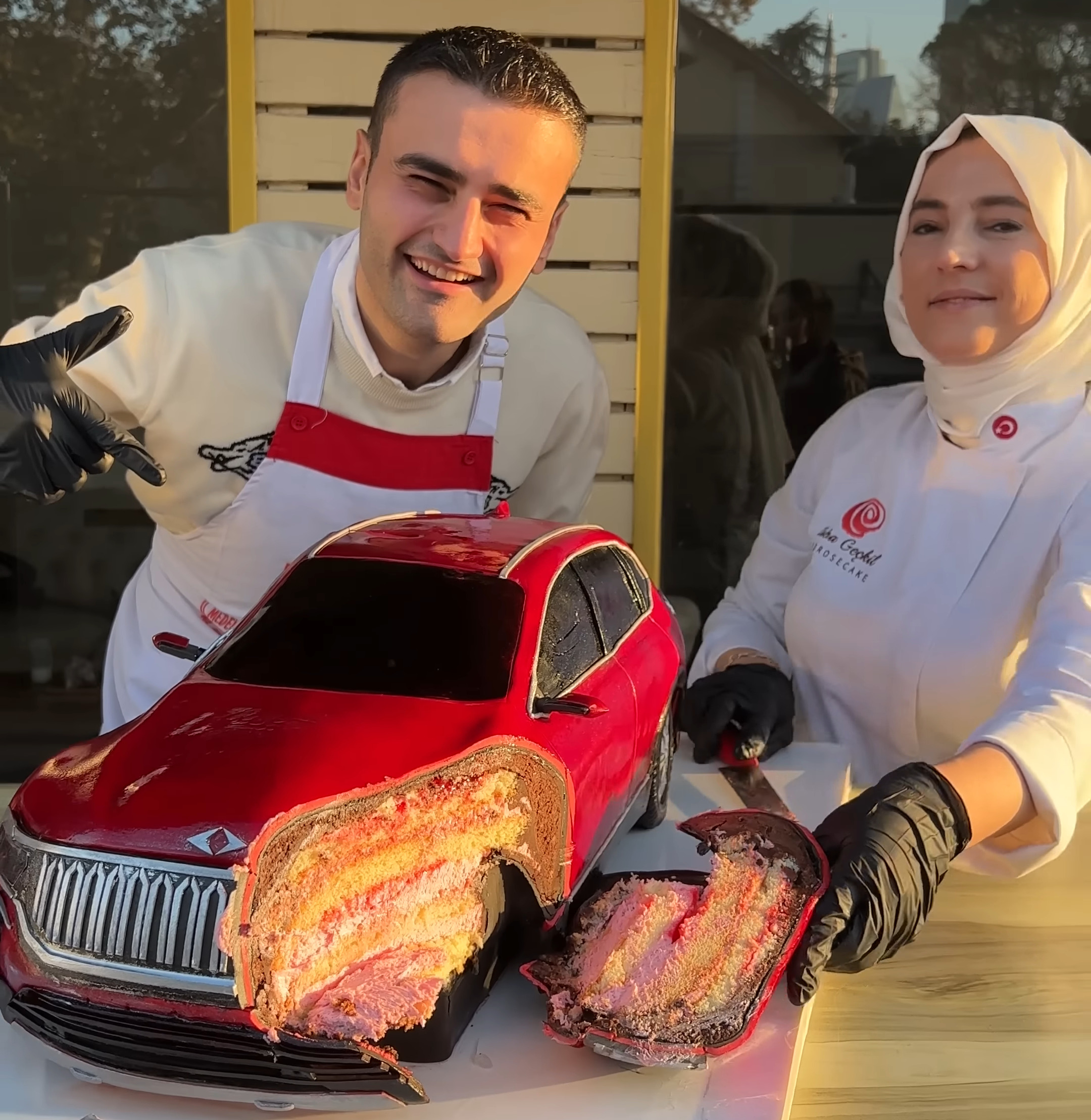 Restoran ortamında büyük porsiyonlarla servis yapan bir şef