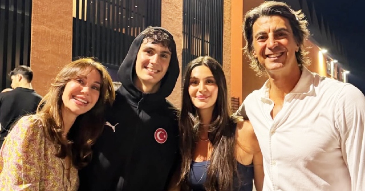 Demet Şener, İbrahim Kutluay ve çocukları Ömer ile İrem birlikte poz veriyor