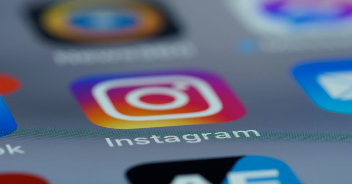 Bir telefon ekranında Instagram uygulaması açık şekilde tutuluyor