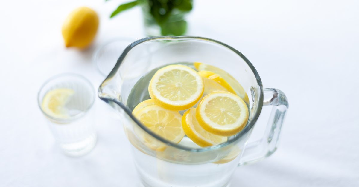 Buzlu limonata bardağı yaz sıcağında masada