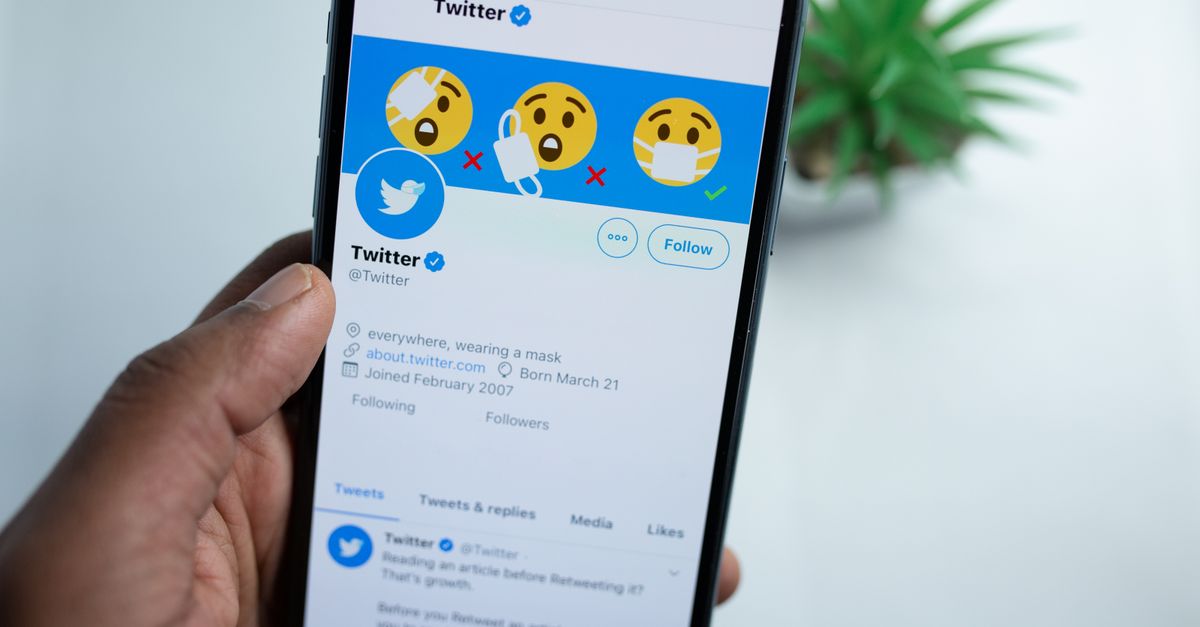 Akıllı telefon ekranında sosyal medya uygulaması kullanan bir kişi