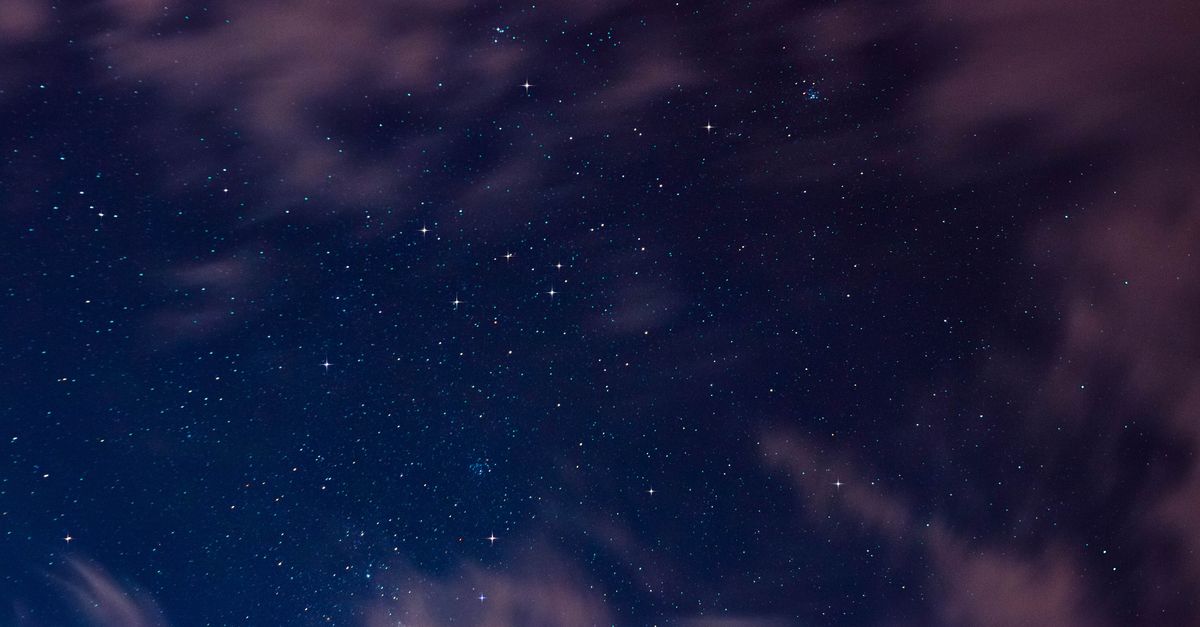 Gece gökyüzünde yıldız kümeleri ve takımyıldızları