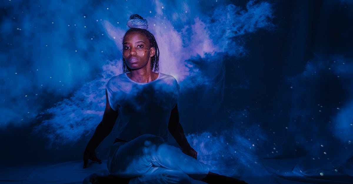 Meditasyon yapan kadın kozmik arka planda