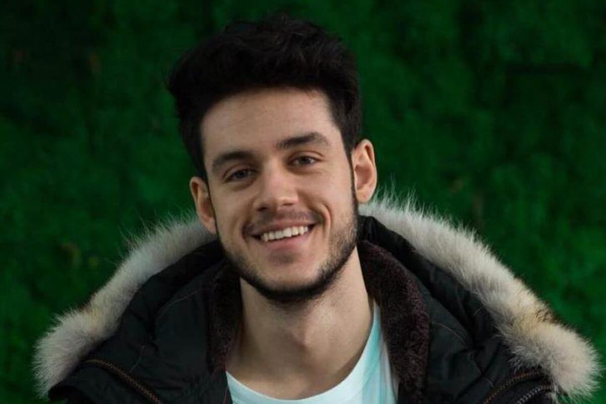 Orkun Işıtmak gülümserken yakın plan portre