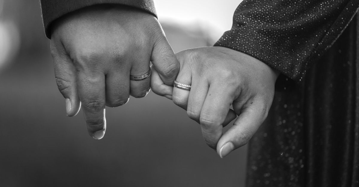 Gelinlik giyen bir kadının düğün hazırlığı anı