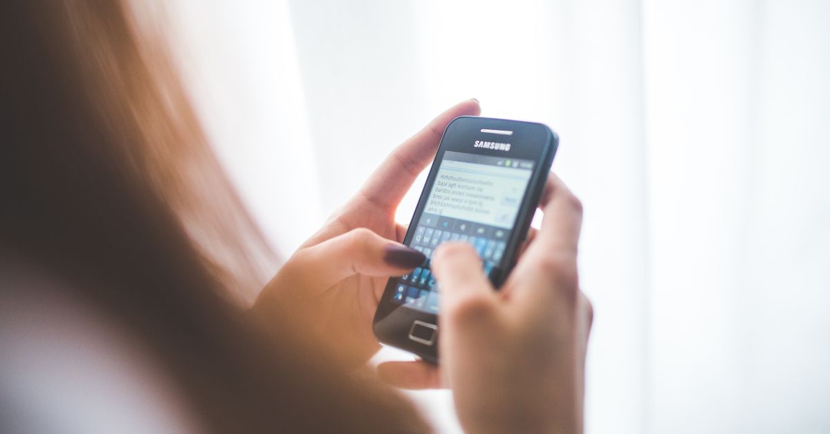 Bir kullanıcının telefonunda mesajlaşma uygulamasını kullanma anı