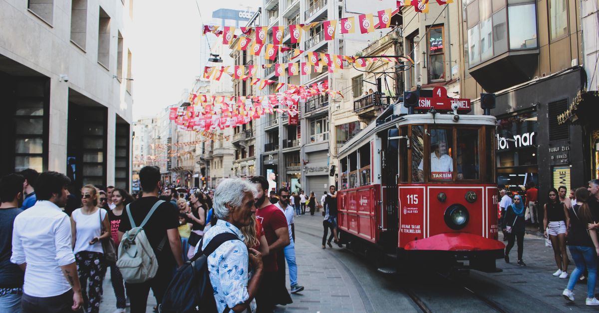 Taksim Meydanı'nda kalabalık bir sokak sahnesi