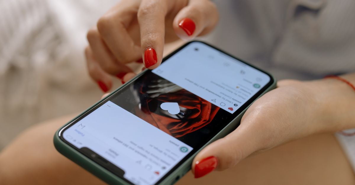 Sosyal medya hesabından telefonla paylaşım yapan bir kullanıcı