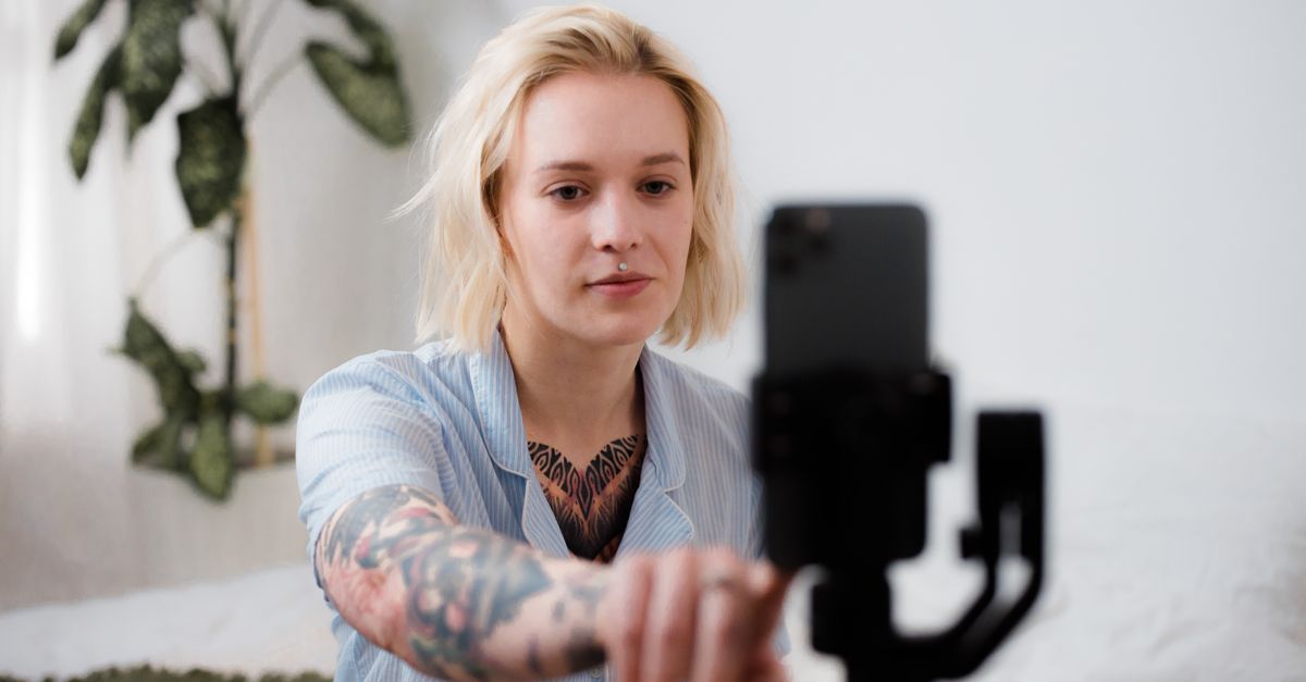Telefonda YouTube uygulamasını açan kullanıcı